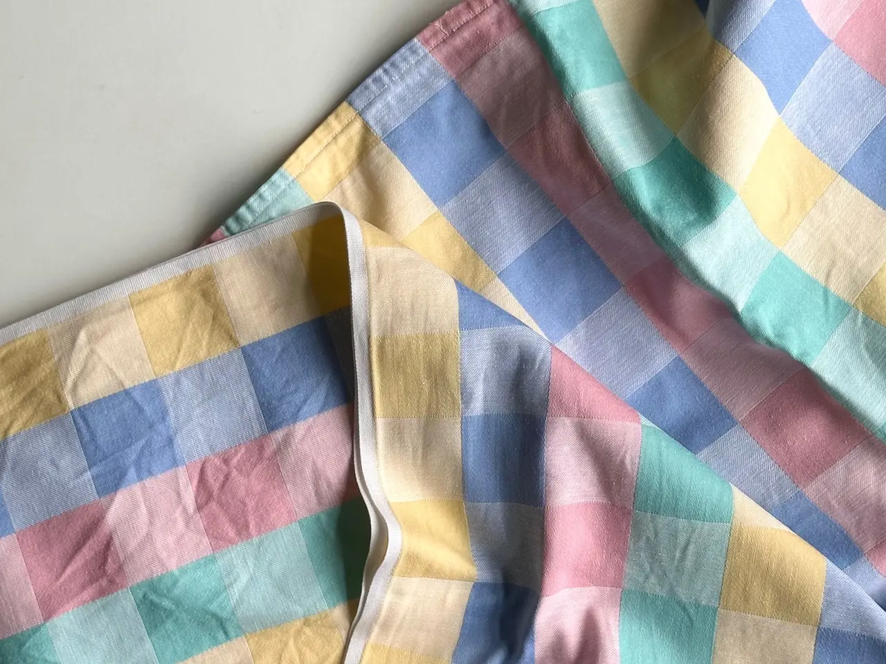 Billede 4 - Pastelternet dug, 180 x 130 cm