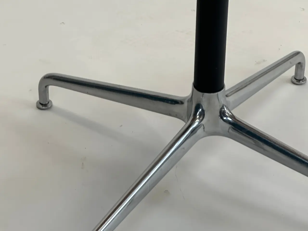 Billede 9 - GUBI Beetle Meeting Chair Stol – Brun med Sort Stel