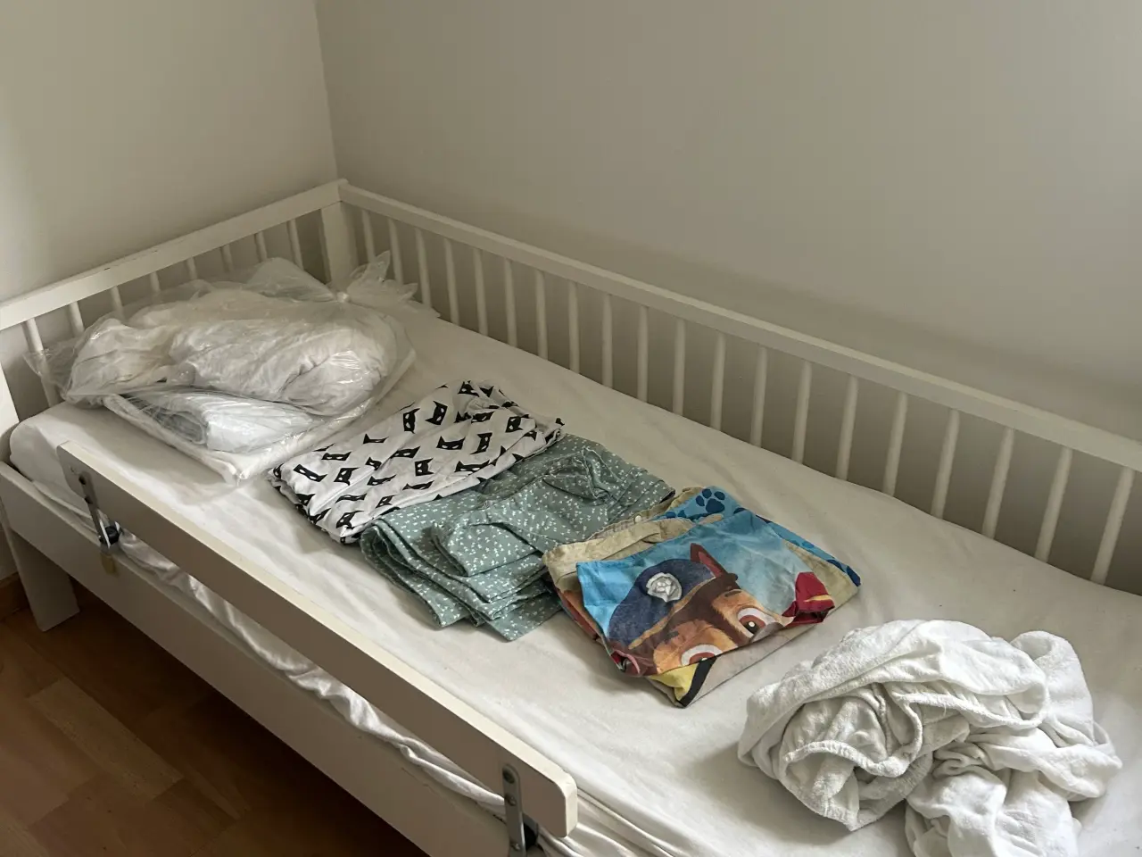 Billede 1 - Børneseng med madras