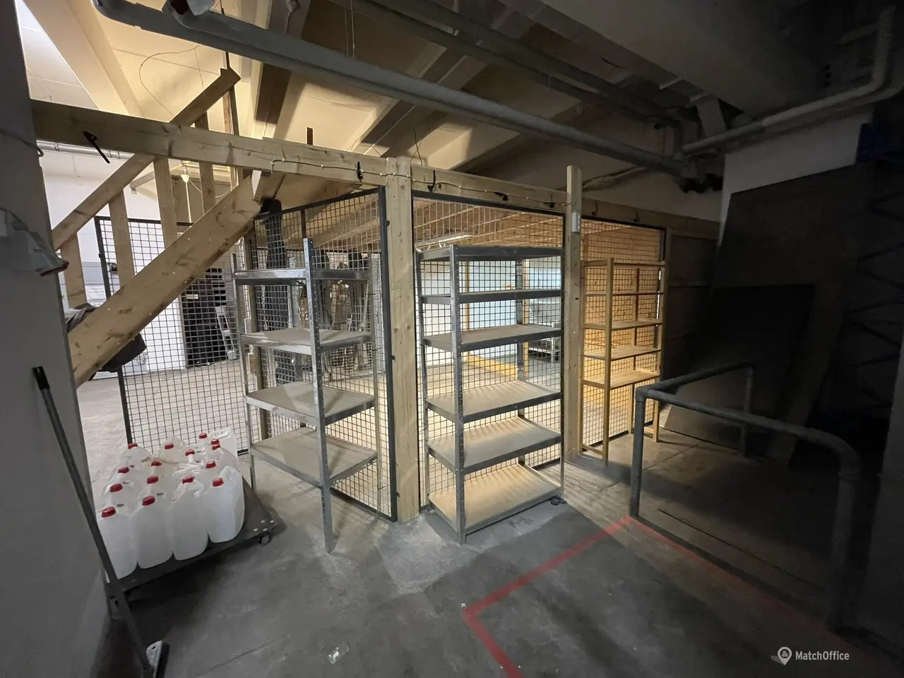 Billede 16 - Højloftet lagerlokale med vareelevator til gadeplan