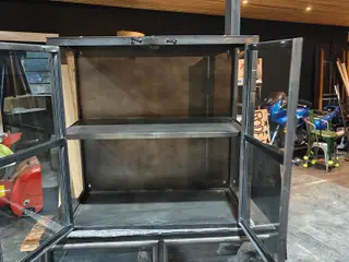 Hænge vitrine i sort