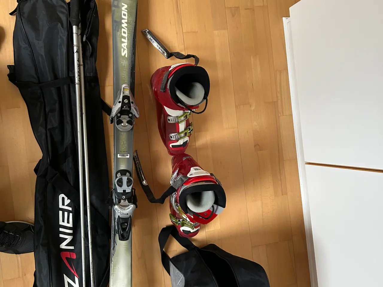 Billede 1 - Ski med tilbehør