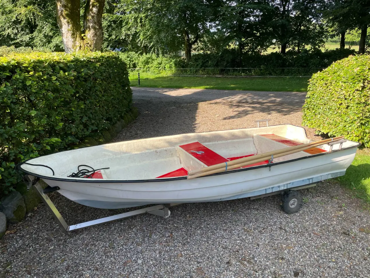 Billede 1 - Jolle med påhængsmotor. mm. 