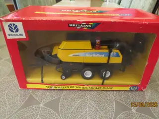 1 stk Ny Modeltraktor New Holland BB960 Bigballe