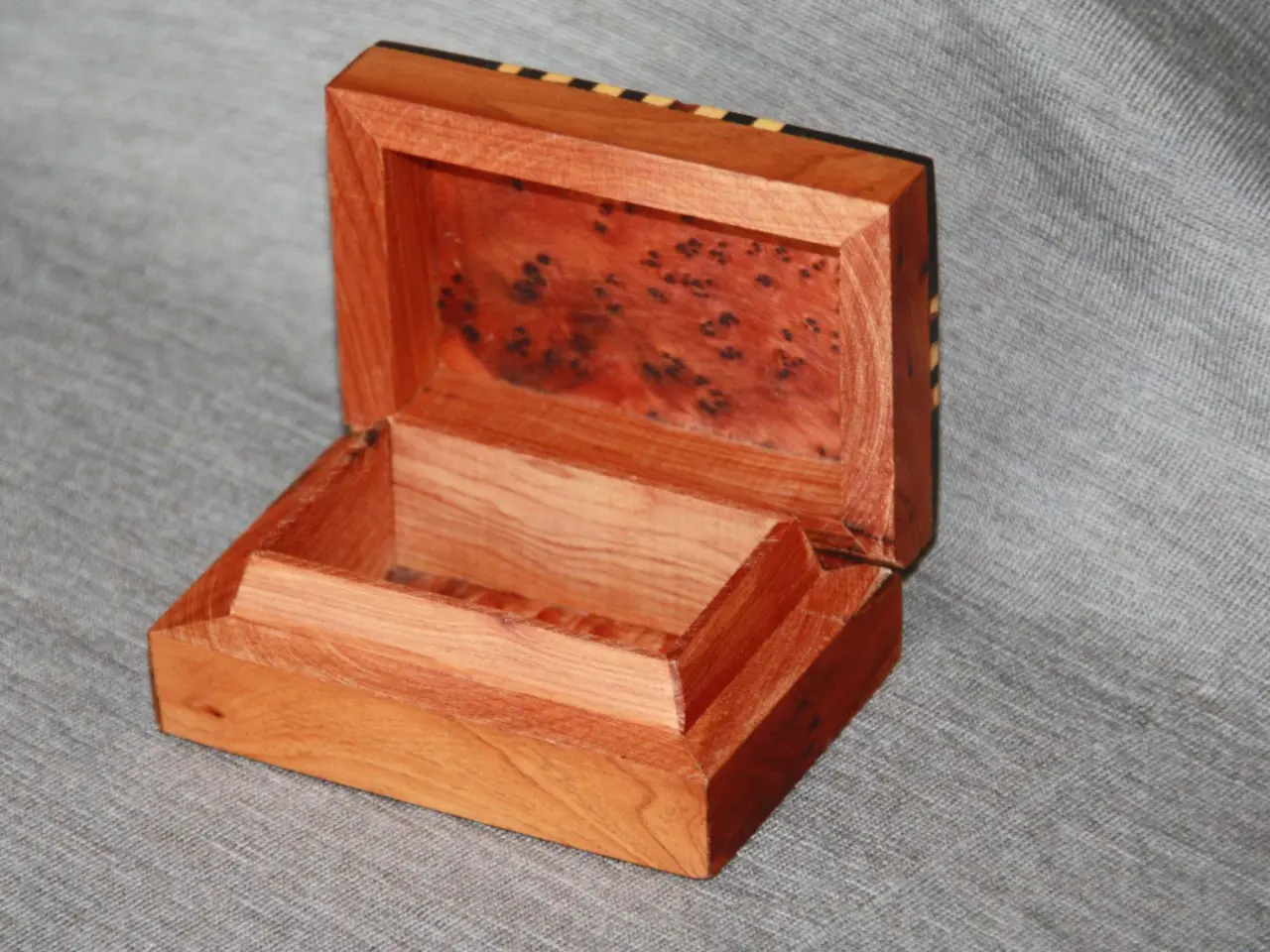 Billede 3 - Lille træ skrin 10,5 cm x 7 cm x 4,5 cm