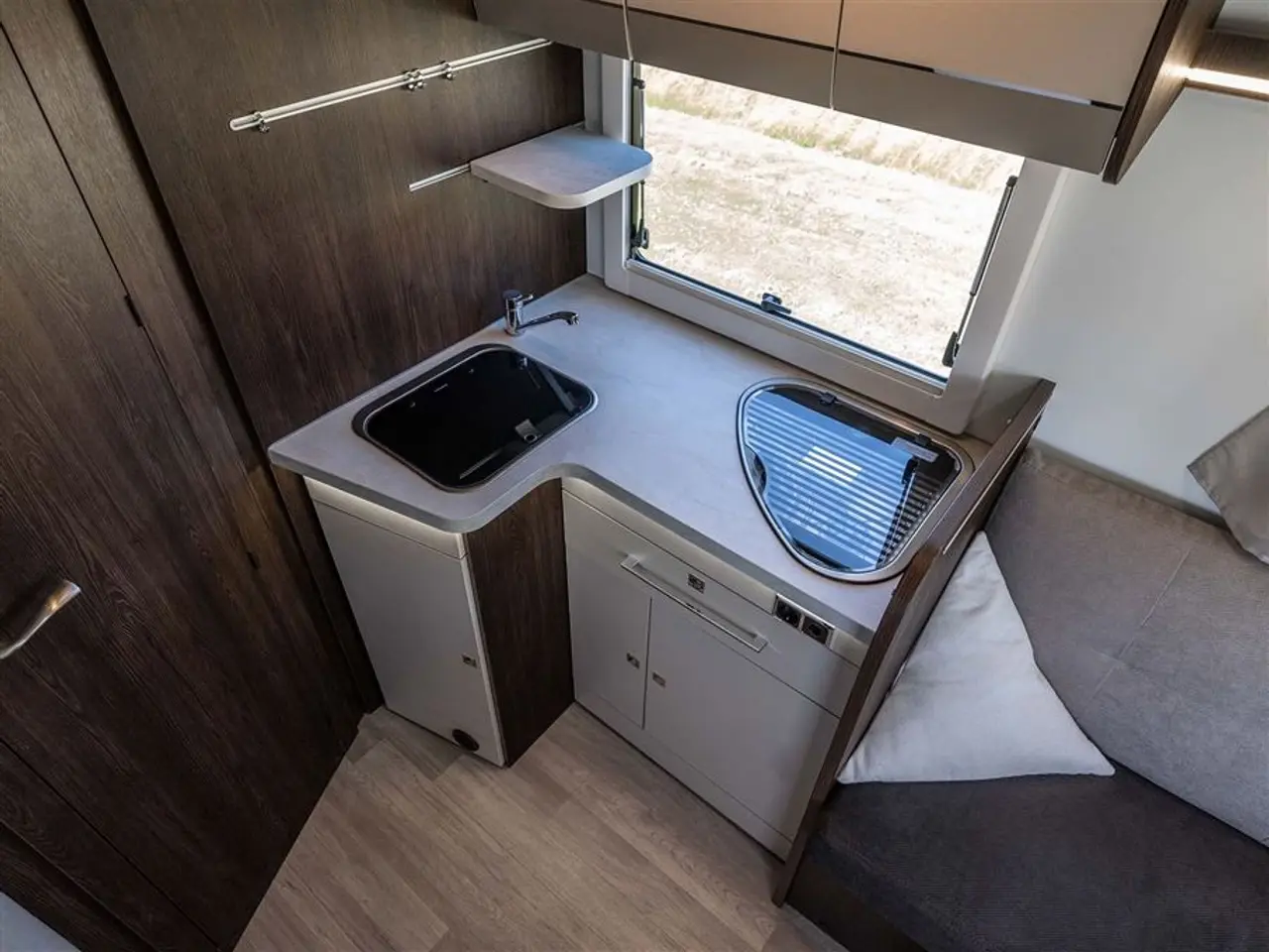 Billede 4 - 2022 - Benimar Tessoro 488 NK Rummelig camper med face-to-face siddegruppe