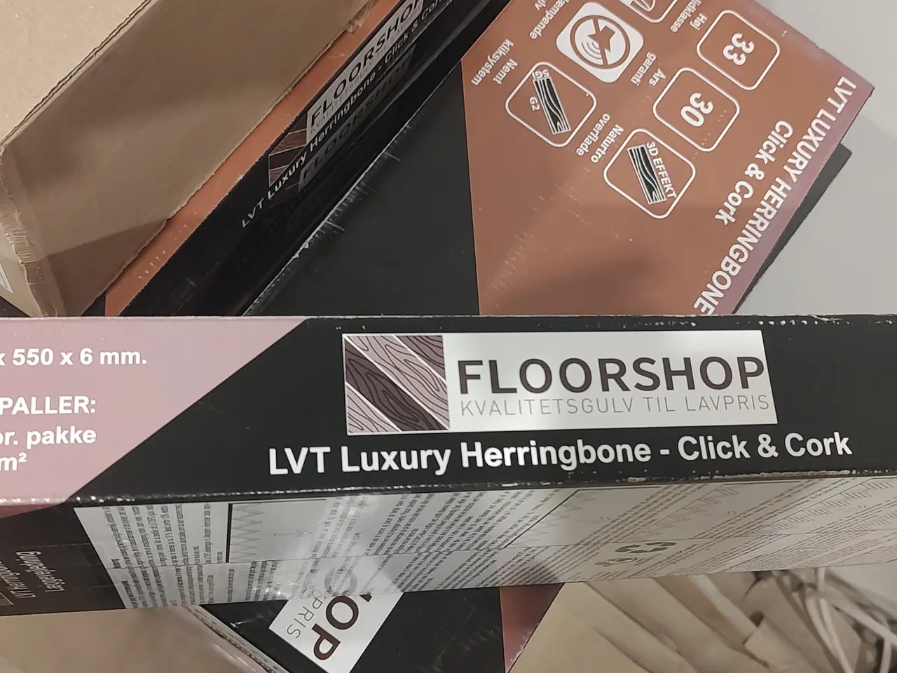 Billede 2 - Vinylgulv (sildeben i eg træ look )  - 66,55 kvm 