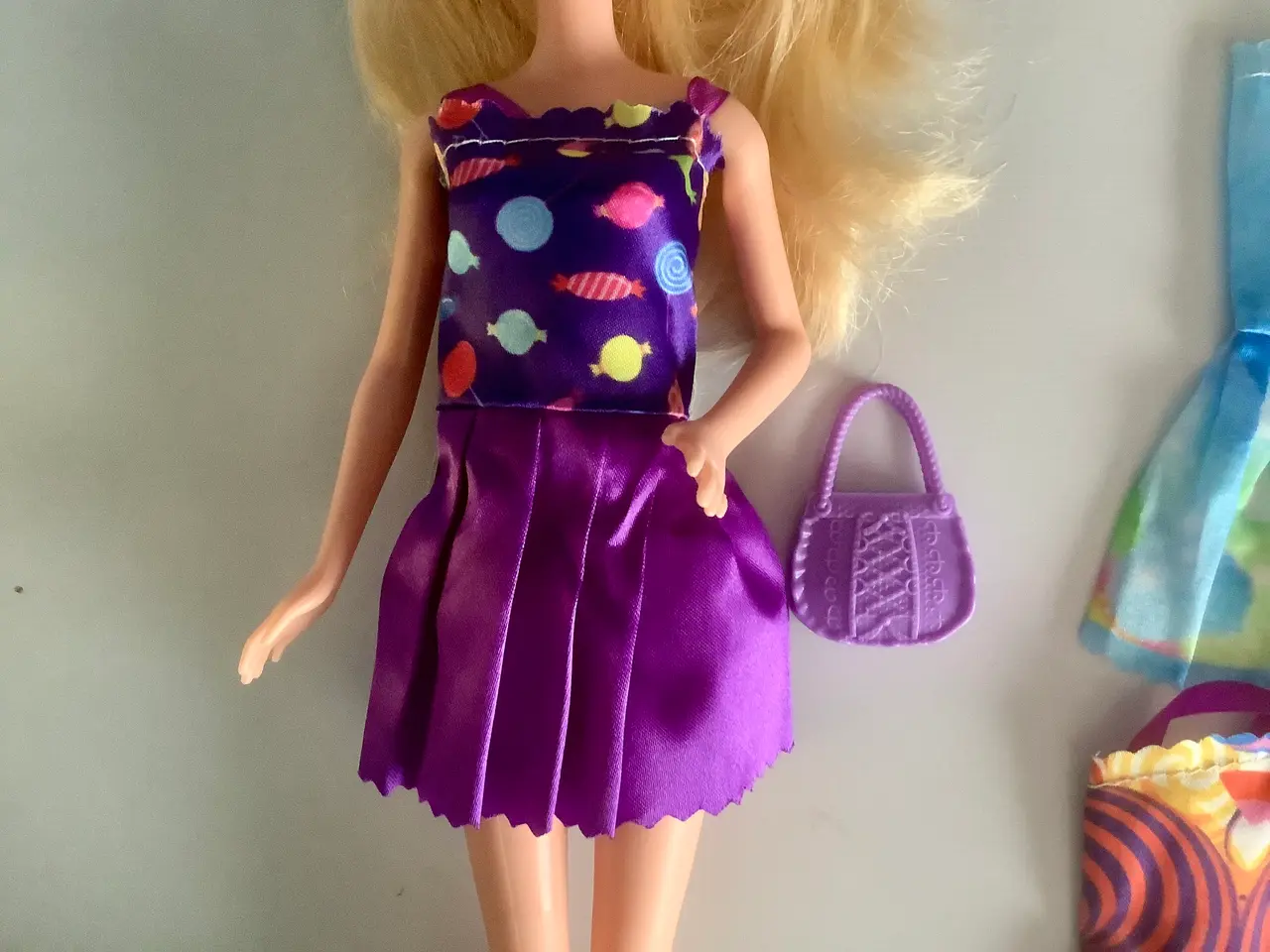 Billede 13 - Barbie med tøj og tasker m.m.