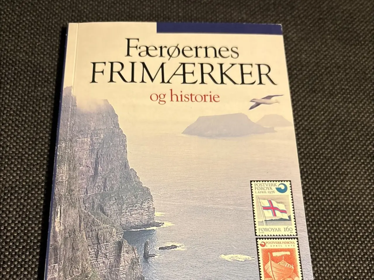 Billede 1 - Bog om Færøernes frimærker og historie