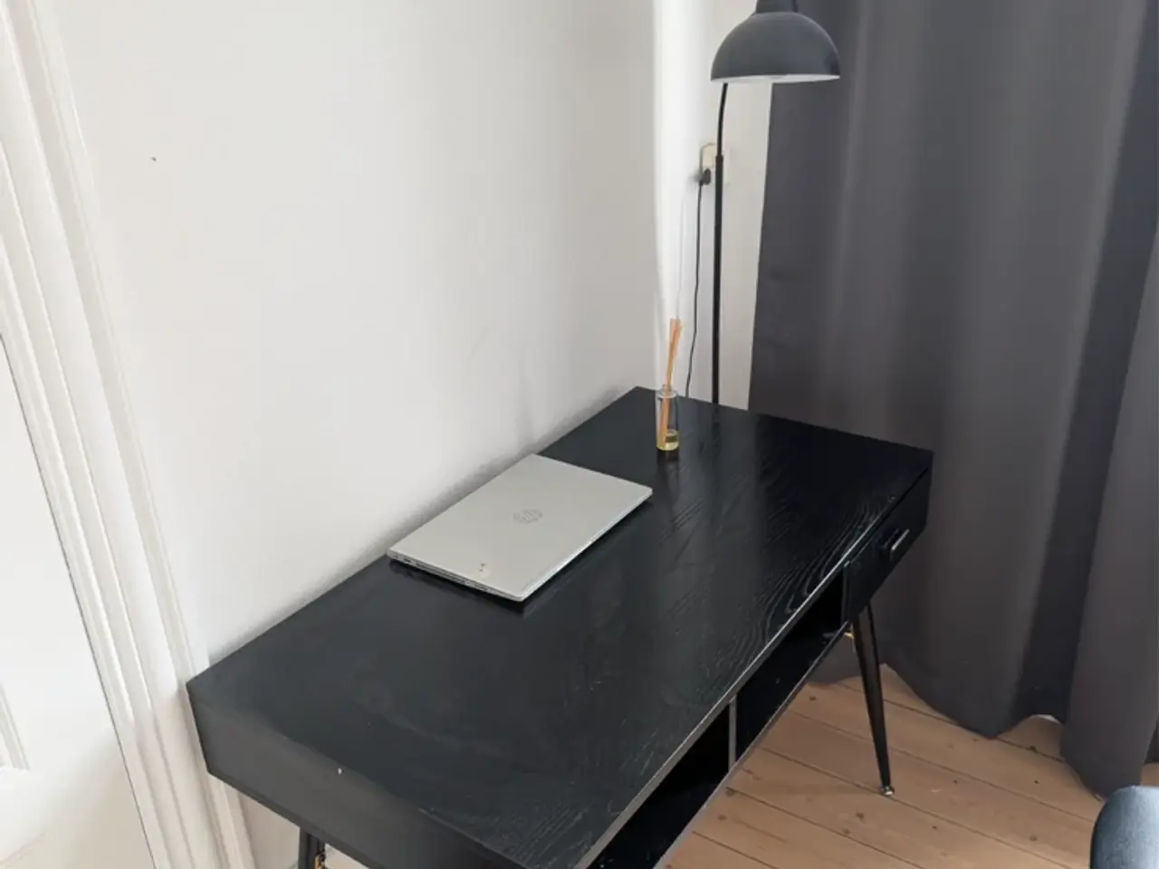 Billede 3 - Skrivebord i sort – moderne design