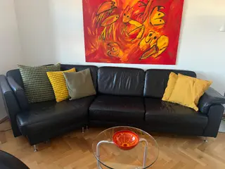 Sort lædersofa fra ILVA – stor og komfortabel