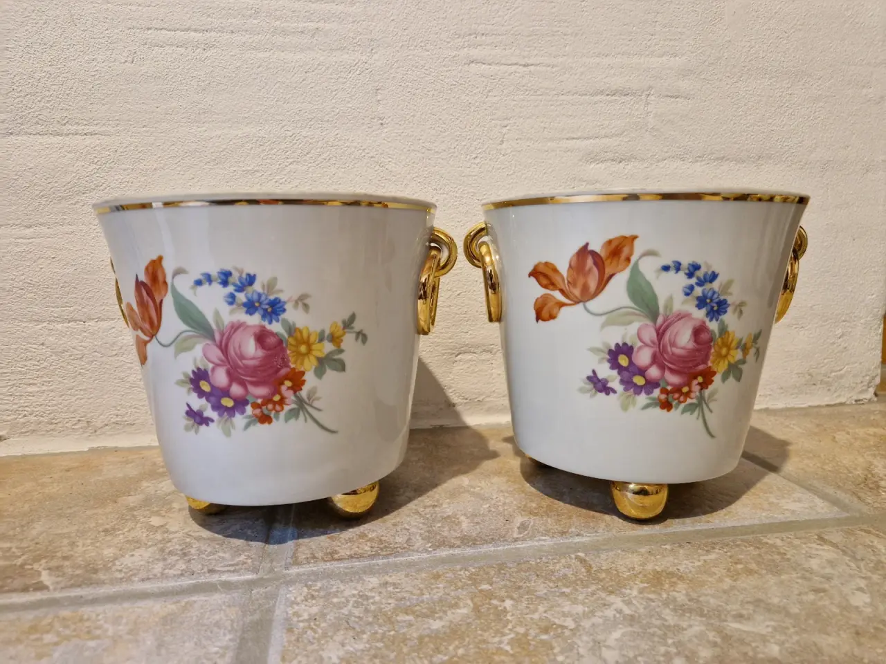 Billede 1 - Antikke urtepotteskjulere med blomster og guld