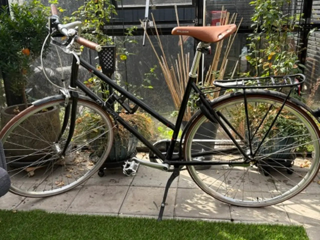 Billede 1 - Raleight cykel, sort med lys brun sæde og håndtag