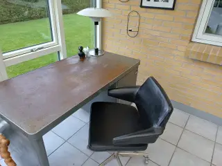 Gammel skrivebord I metal fra tankstation 