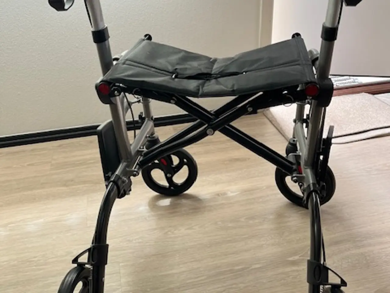 Billede 2 - Kombineret rollator/kørestol - som ny.