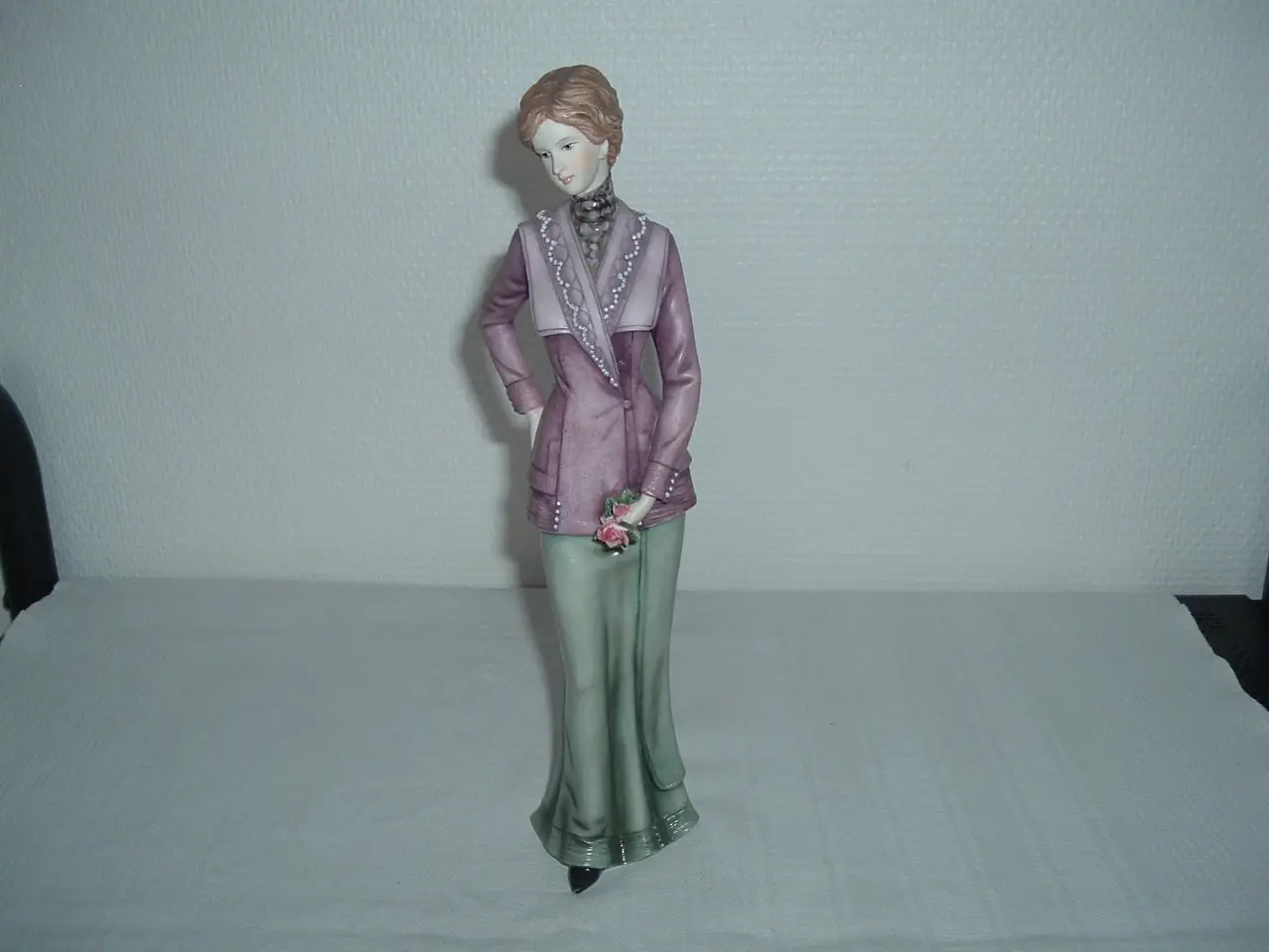Billede 1 - Porcelænsfigur. Dame med blomsterbuket. 