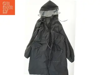 Sort regnponcho med hætte og gennemsigtigt skyggefelt (str. B 62 cm L 116 cm)