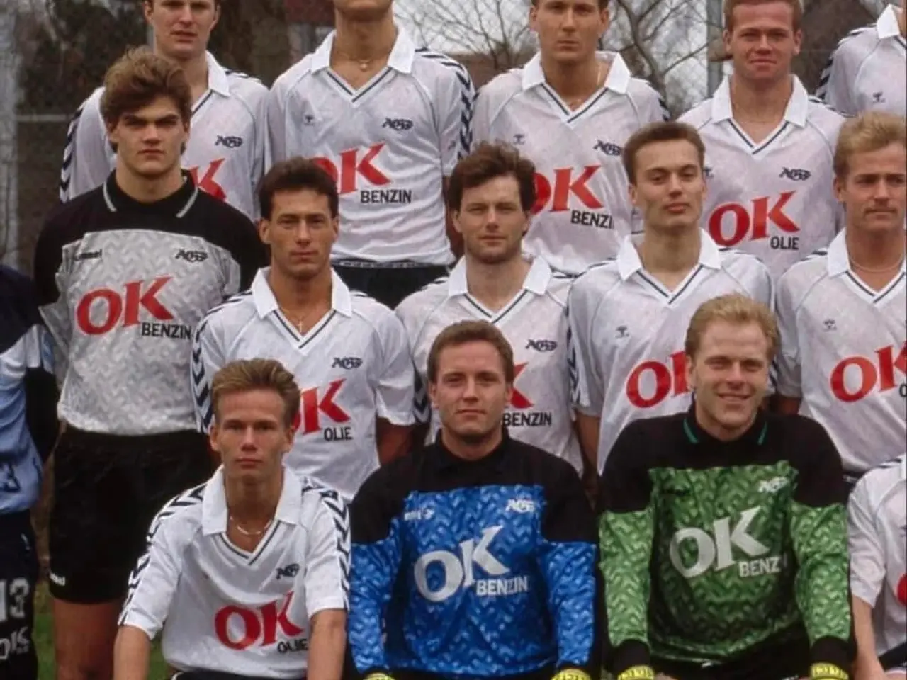 Billede 3 - AGF trøjer og samleobjekter