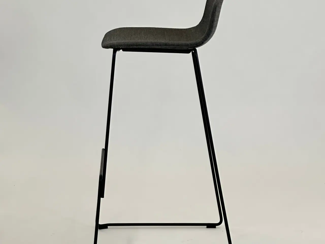 Billede 4 - Fredericia Furniture Pato Sledge Barstol – Mørkegrå med Sort Stel SH 80 cm