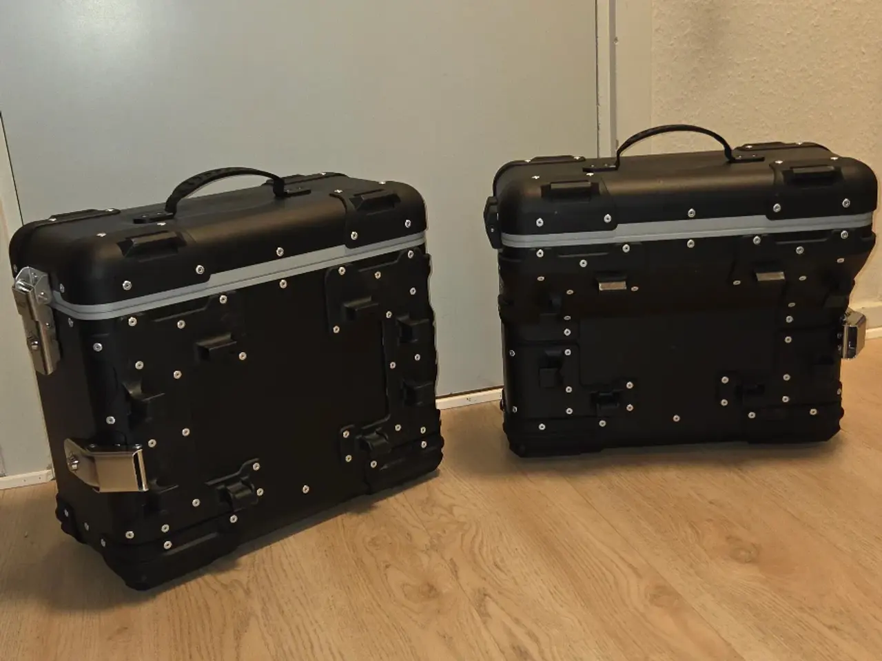 Billede 4 - VOGE sidekufferter i aluminium – 2 stk.