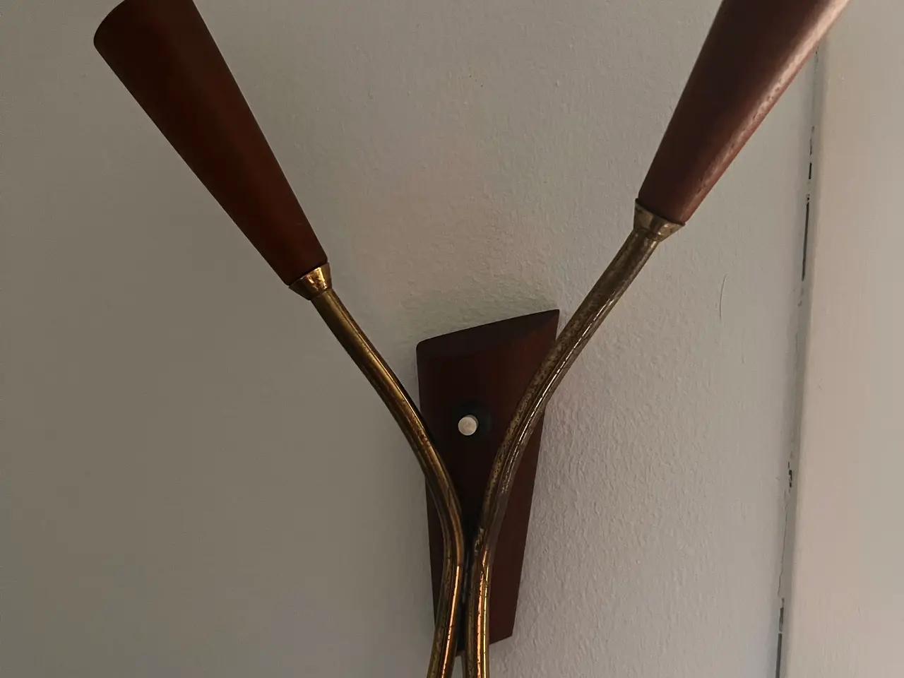 Billede 1 - Vintage teak- og messing væglampe – dansk design f