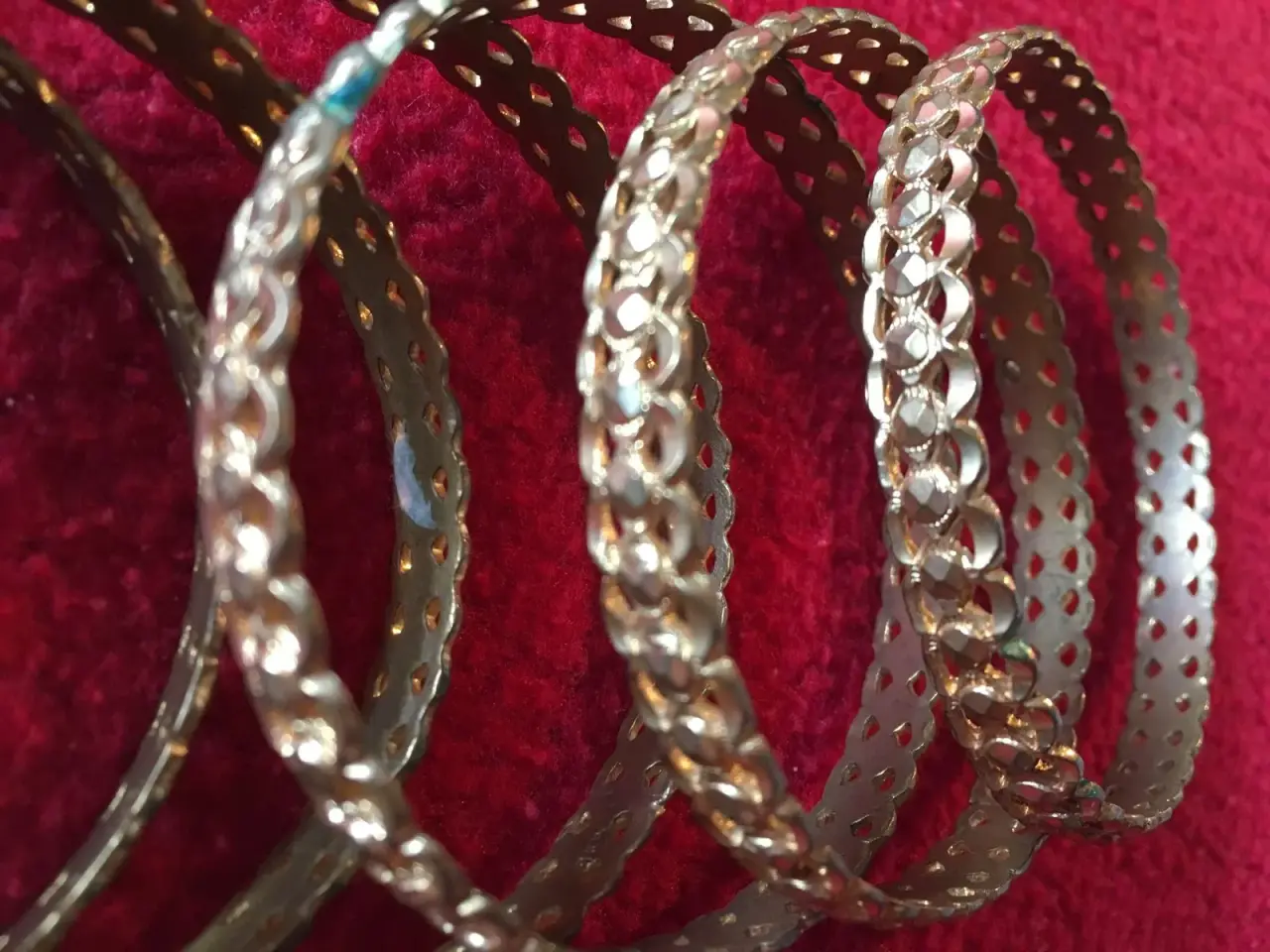 Billede 3 - Guldfarvet armbånd i mønstret metal