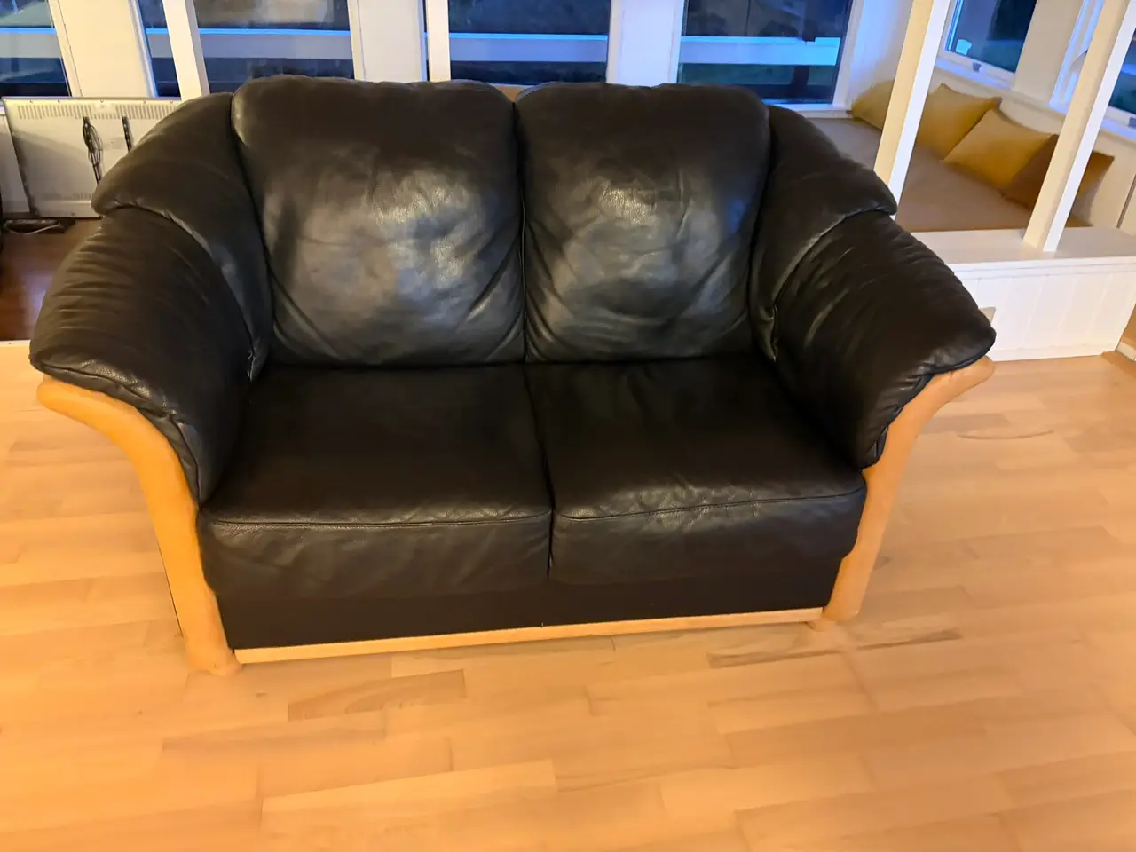 Billede 1 - 2-personers sofa – sort med lyst træ