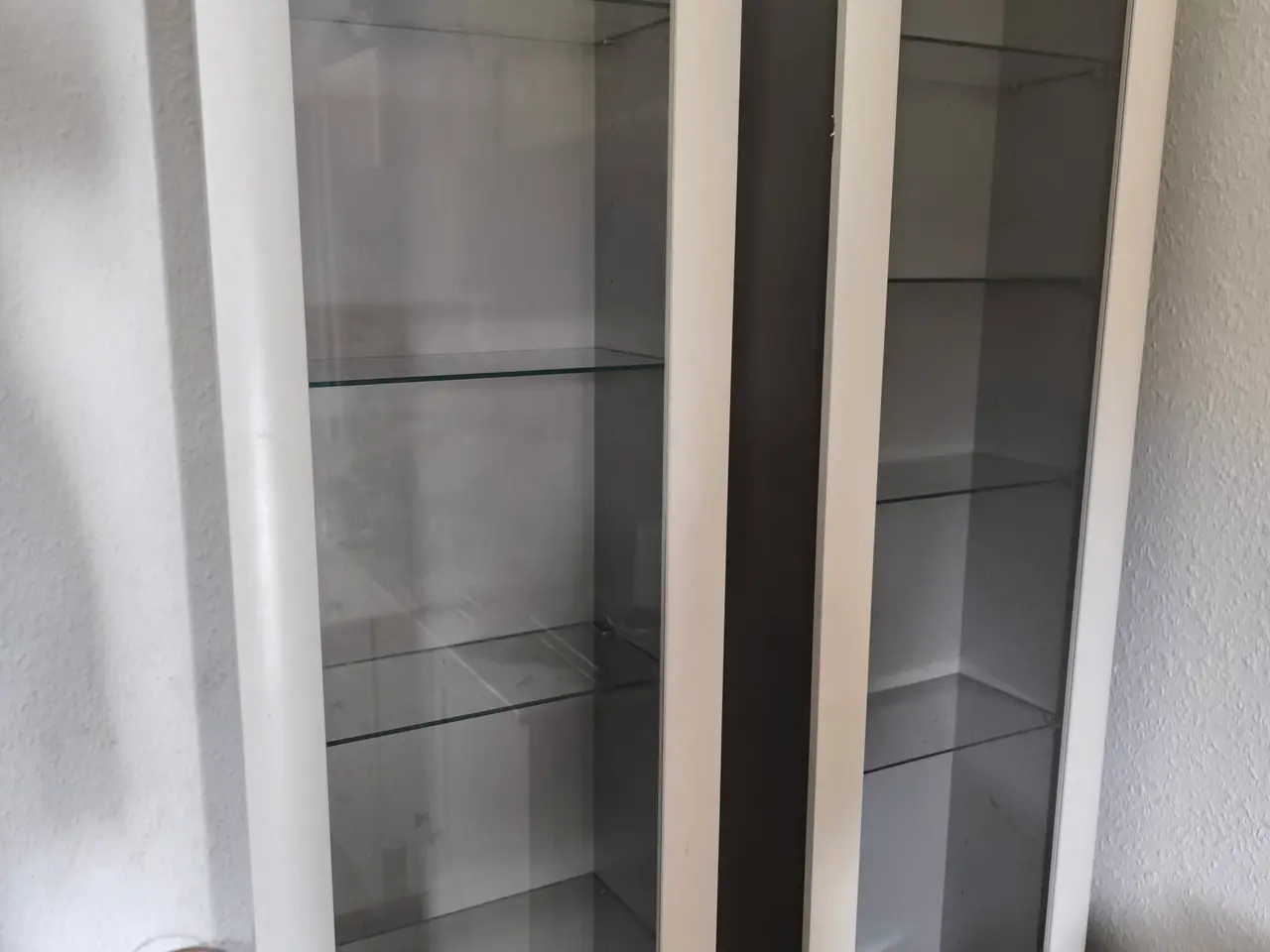 Billede 1 - Efterlyser nogle glas til sådan nogle skabe 