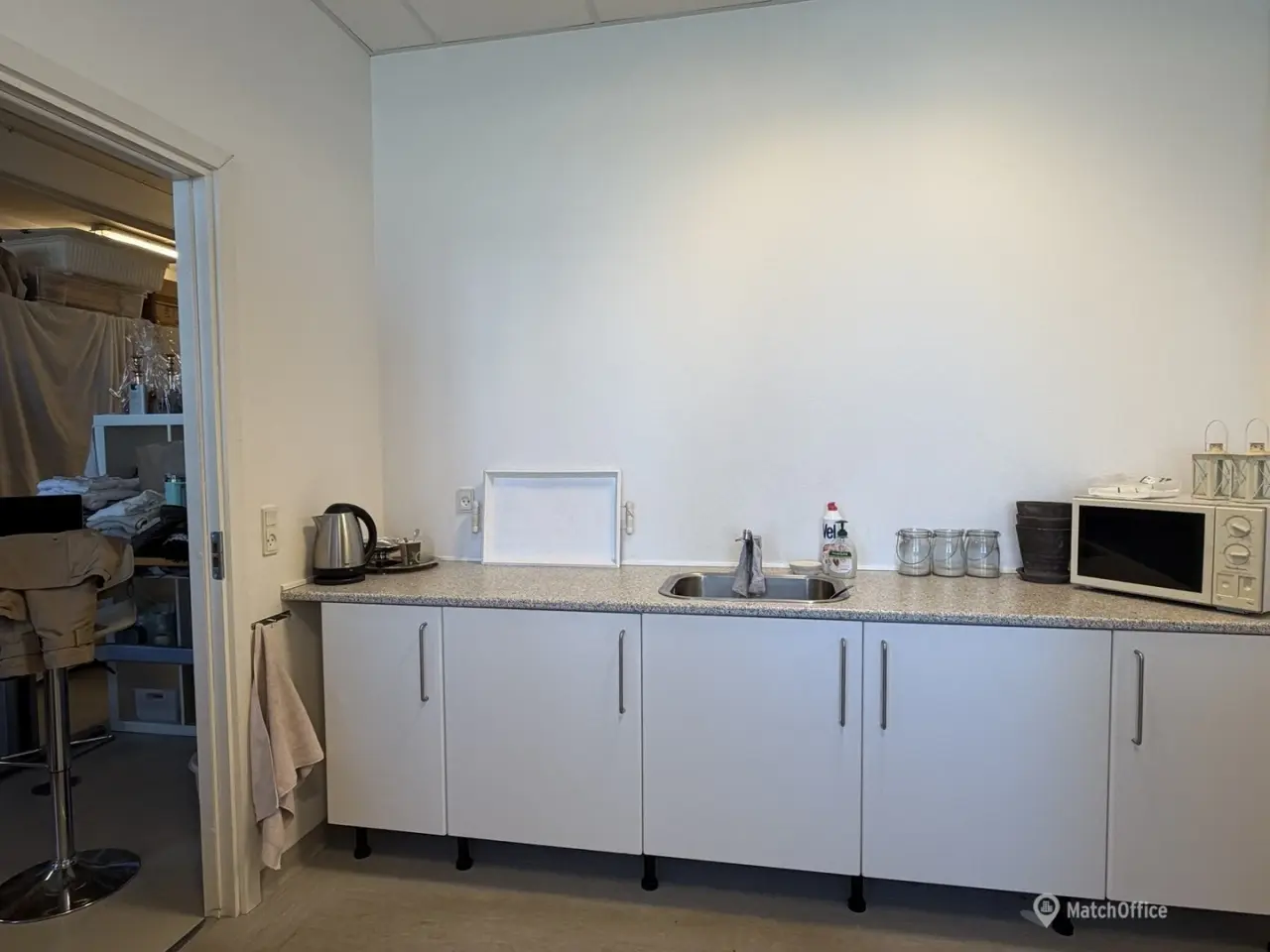 Billede 10 - Regulært lagerlokale med port. højt til loftet og mulighed for etablering af kontor