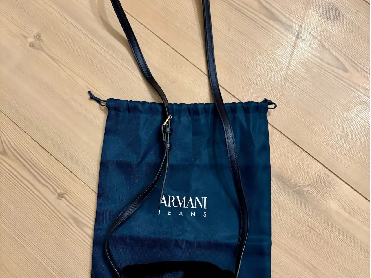 Billede 1 - Gå-i-byen-taske - super smart Armani taske.