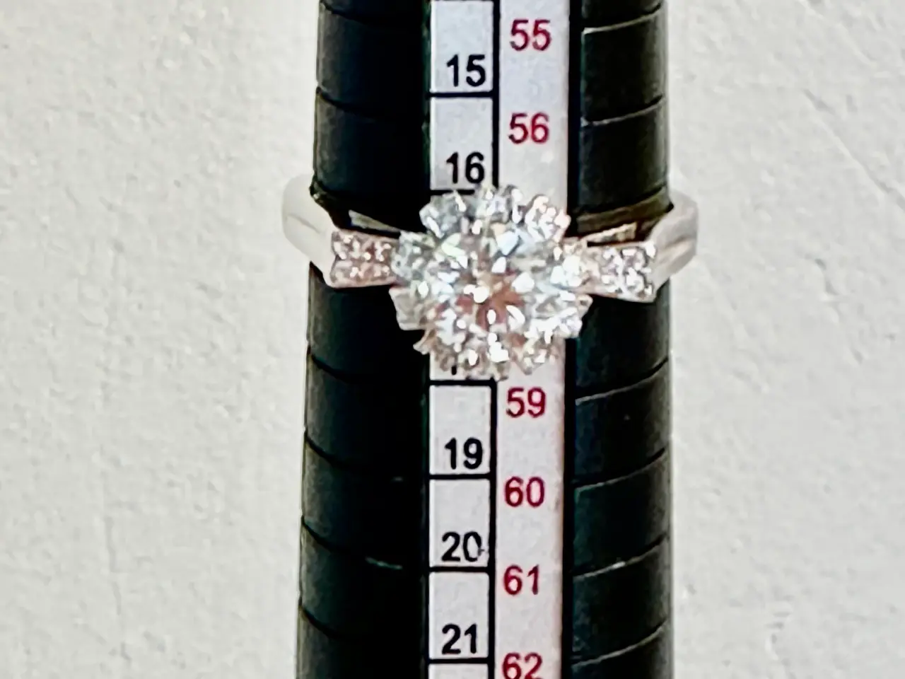 Billede 3 - Ny sølvring med indfattet 1 karat moissanite