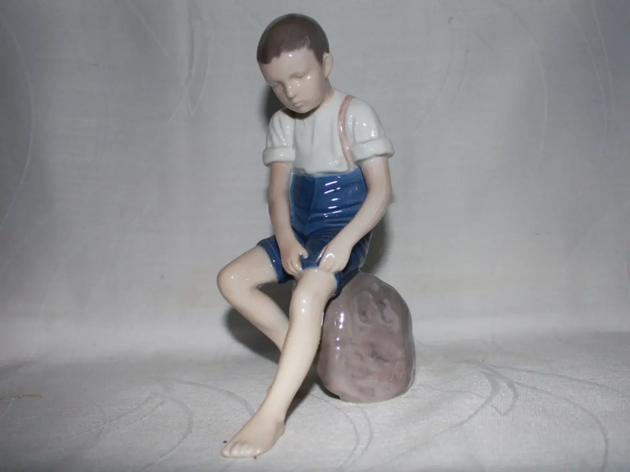 Billede 1 - Porcelænsfigur "dreng på sten" fra B&G