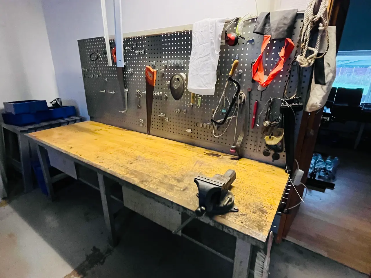 Billede 1 - Arbejdsbord m. bagplade + Indhold