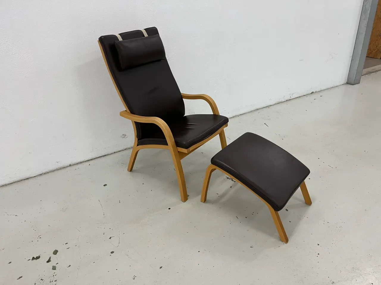 Billede 6 - 1 højrykket lænestole m/skammel i Dark Brown.