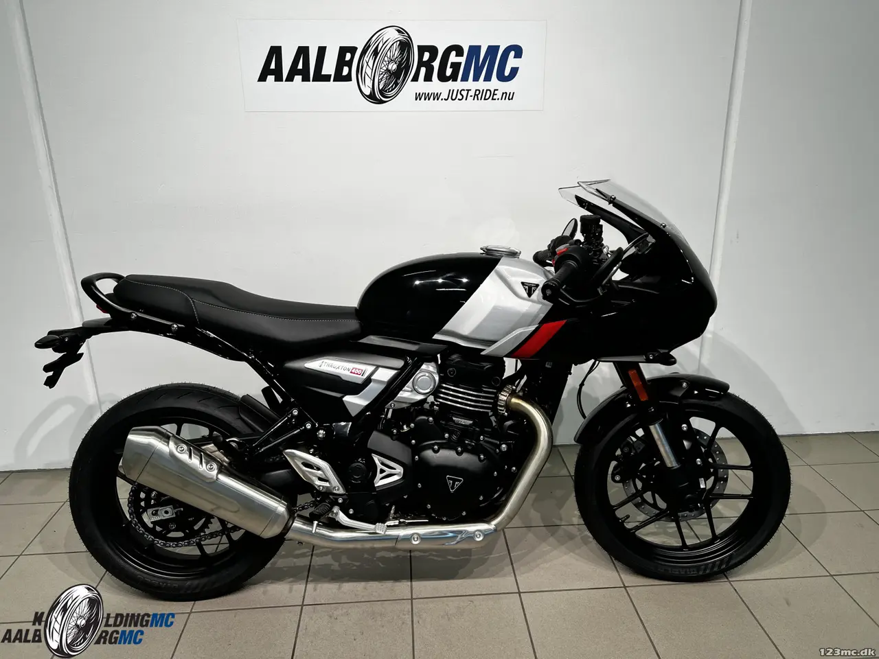 Billede 1 - Triumph Thruxton 400 Phantom Black / Aluminium Silv