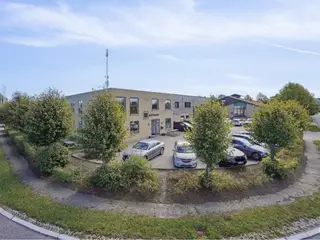Lyst og velindrettet kontorlejemål i Roskilde øst tæt på station og motorvej