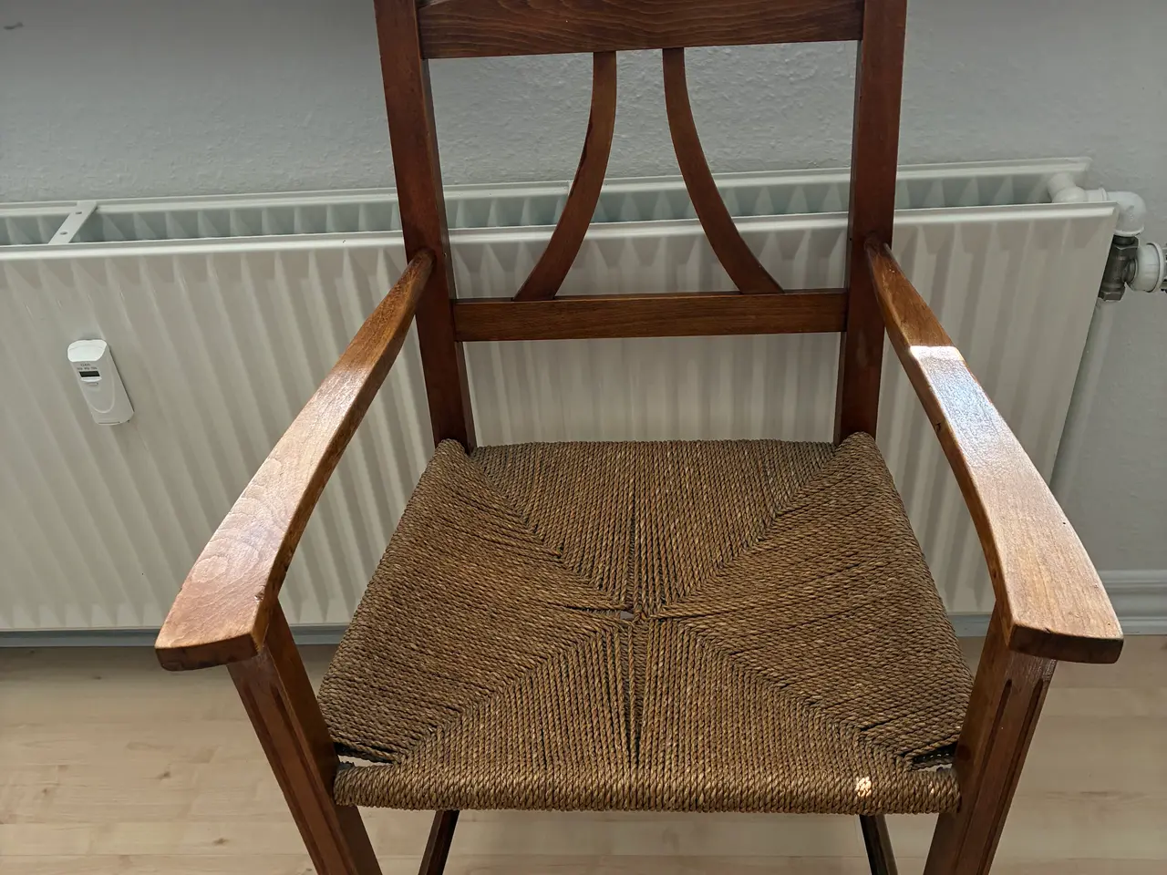 Billede 1 - Klassisk brunbejdset træarmstol med flettet sæde