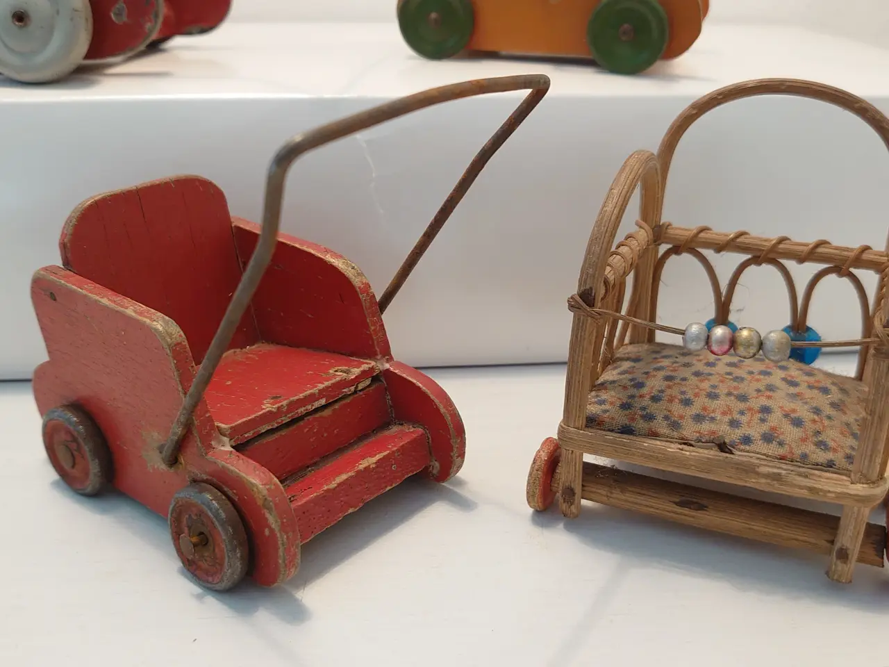 Billede 3 - 4 stk gamle miniature dukkevogne. Ca 1930-40