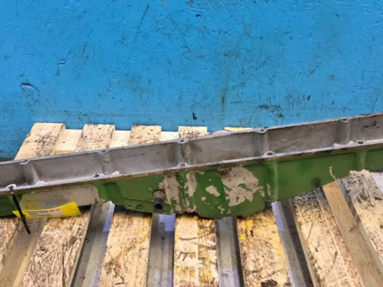 Billede 8 - John Deere 6125HZ001 Indsugningsmanifolddæksel R516998