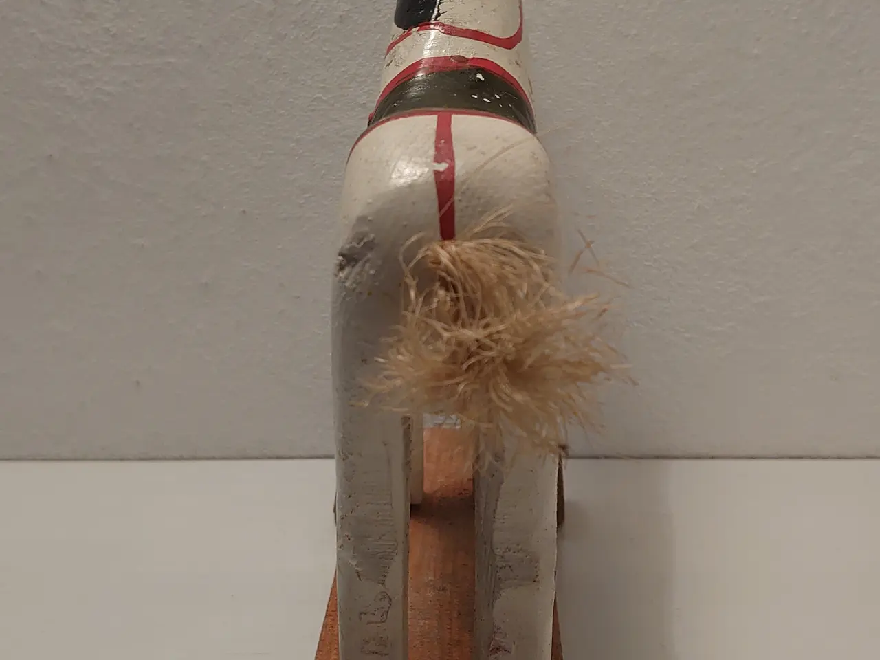 Billede 4 - Fængselslegetøj: Stor træhest L 21,5cm, H 22,5cm.