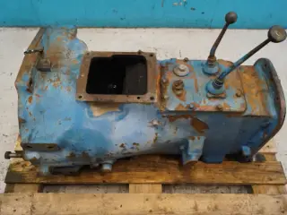 Ford 4000 Transmission 83945981