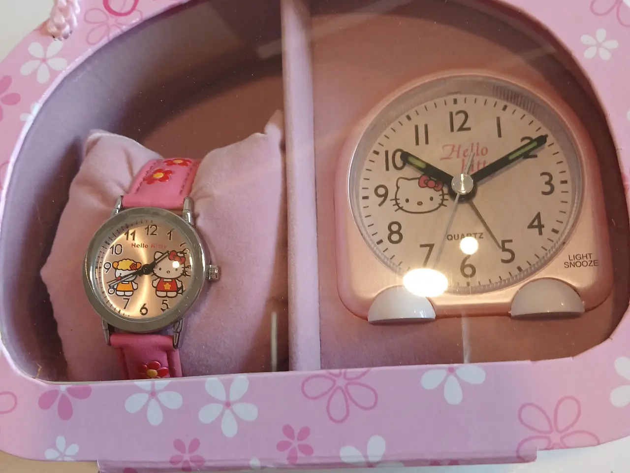 Billede 2 - Hello Kitty taske med armbånds ur og bord ur