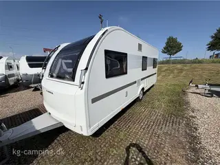 2021 - Adria Adora 542 UL   Vogn med enkeltsenge monteret med mover, Commodore Carbonx og gasalarm. Muligt at nedveje til 1600 KG