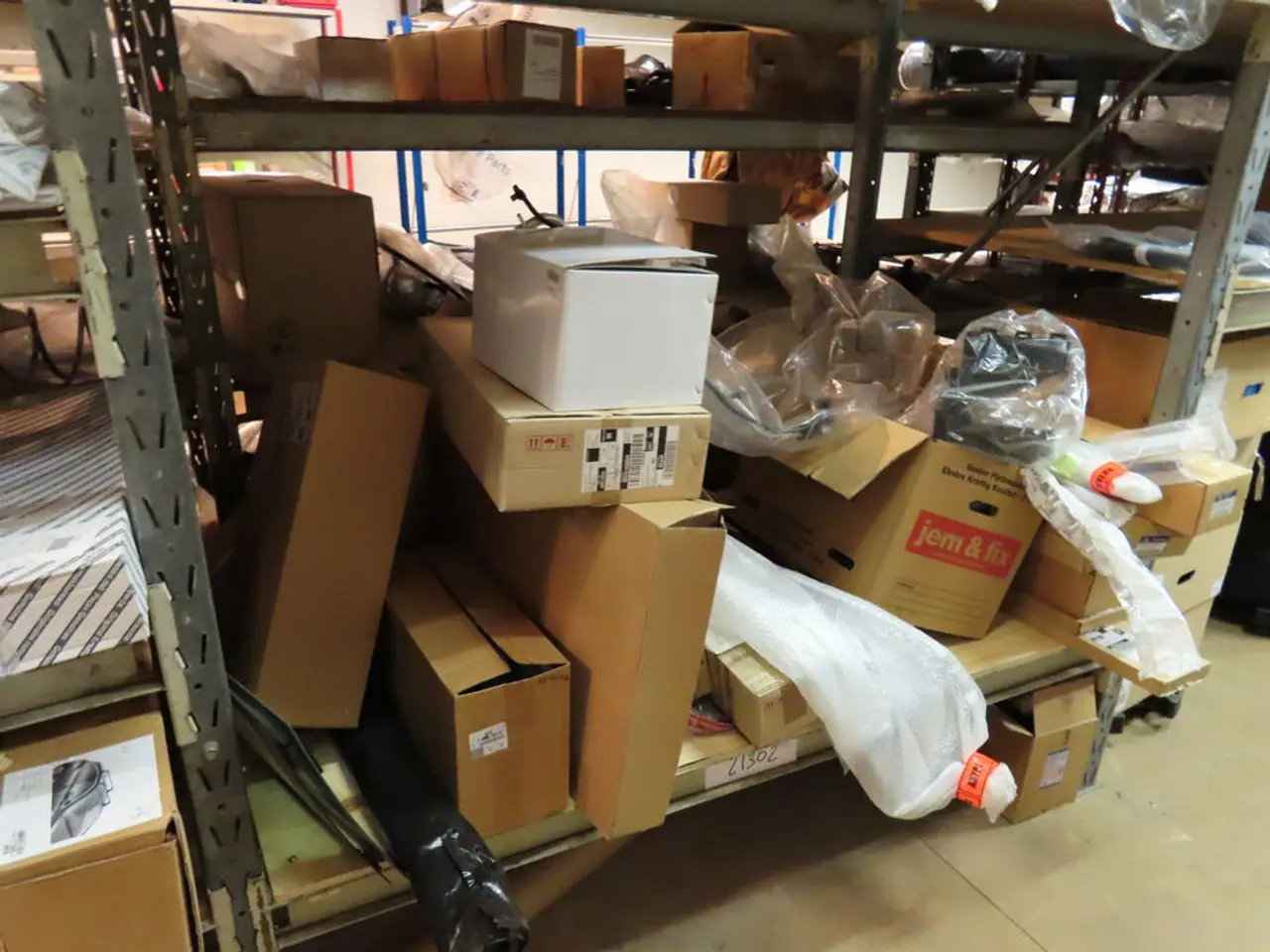 Billede 7 - Indhold på pallereol af diverse reservedele