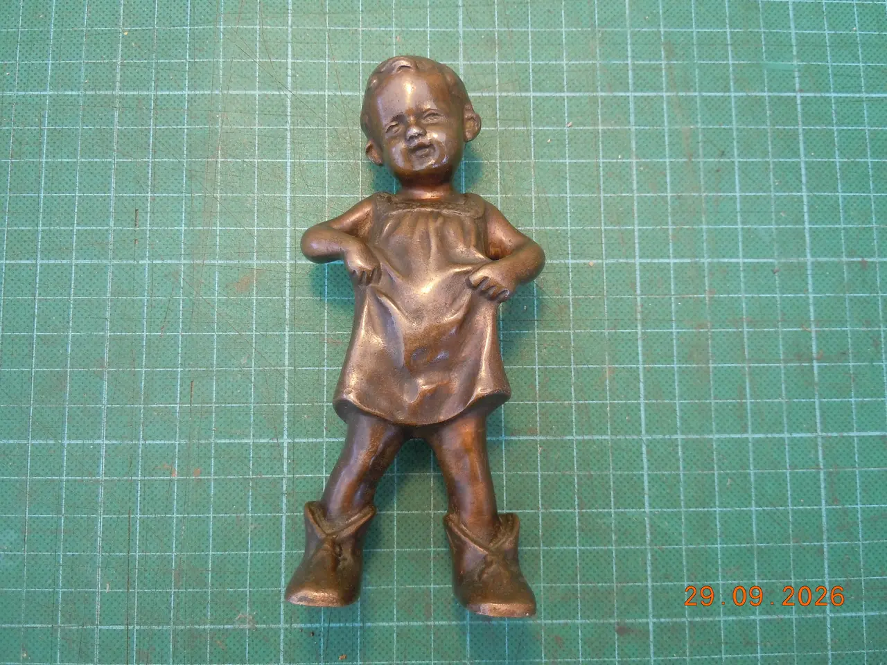 Billede 9 - Bronzefigur, signeret, af barn med store støvler