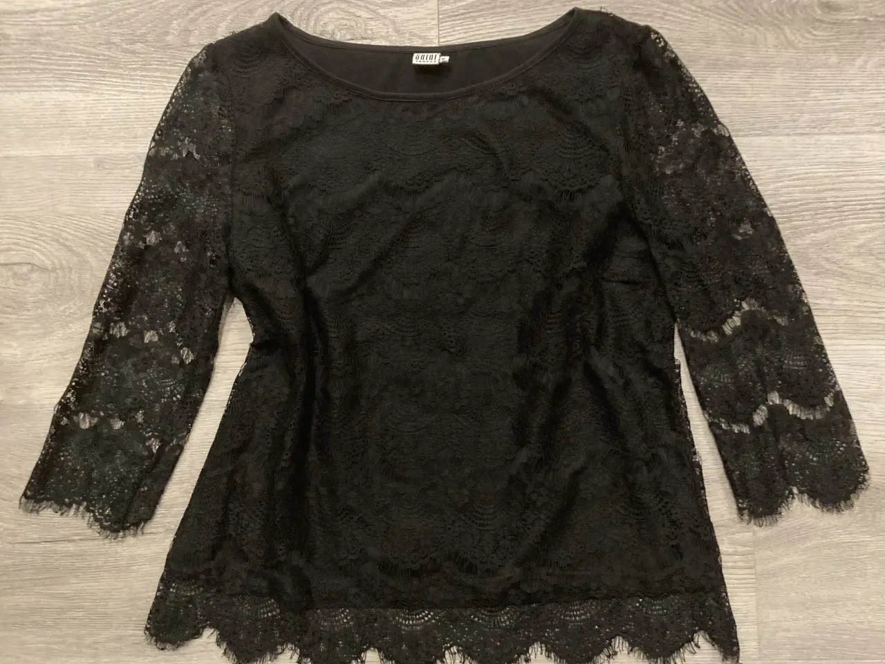 Billede 1 - Sort bluse med blonder str. L