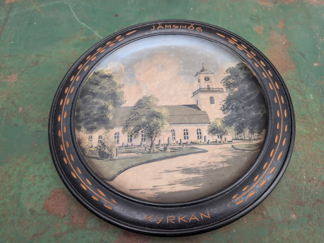 Billede 1 - Træplatte med Jämshög kyrkan-motiv – Ø 27 cm