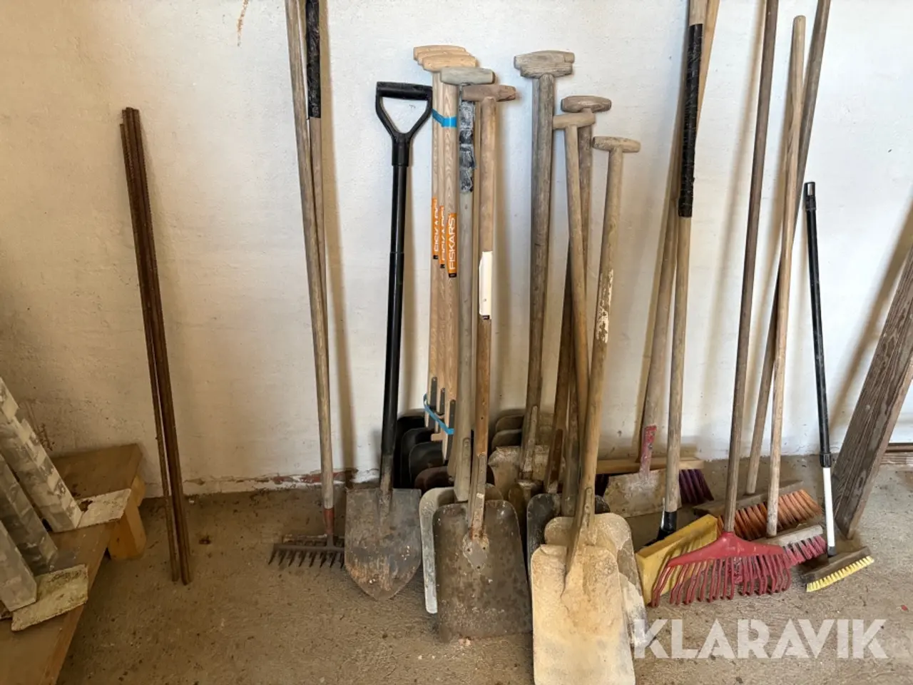 Billede 4 - Diverse skovle, koste og river + stige