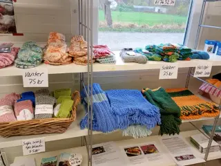Hjemmestrikkede gammeldags halstørklæder.