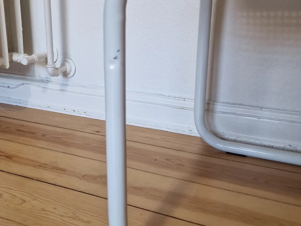 Billede 10 - Et par klassiske frisvinger stole med fransk flet.